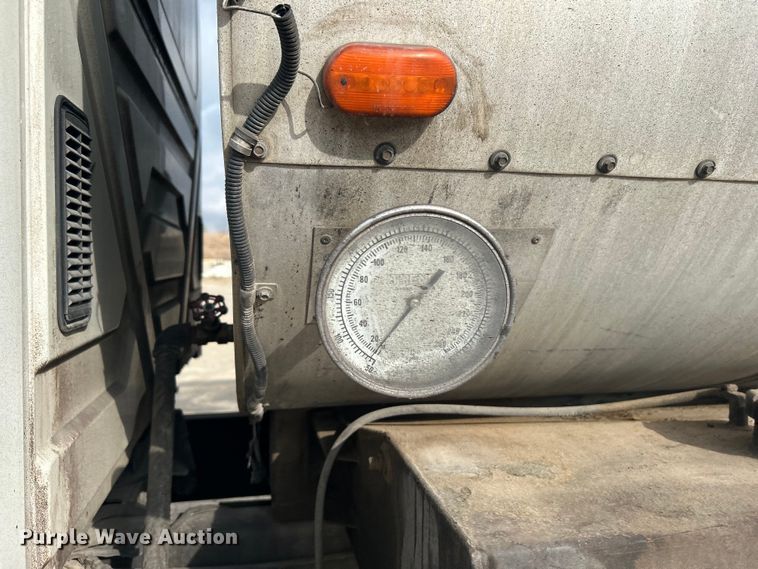 image for item DO1009 2005 International 7300 oil distributor truck