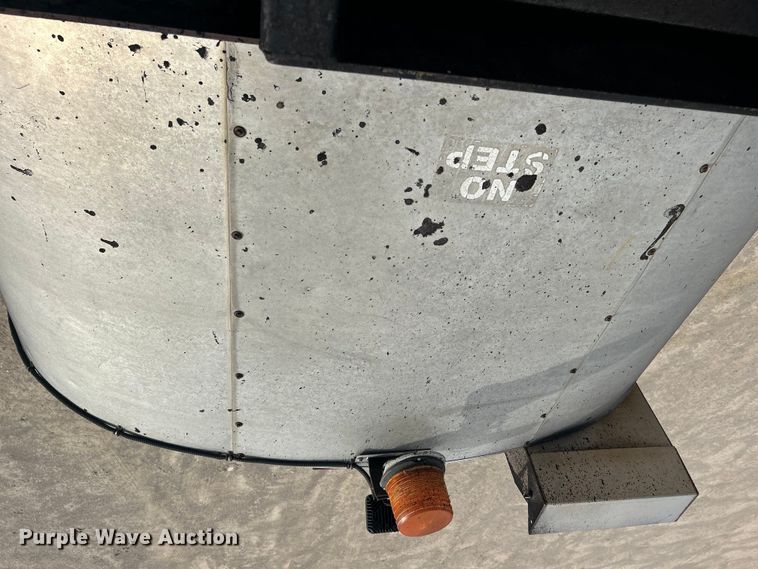 image for item DO1009 2005 International 7300 oil distributor truck