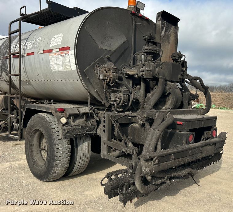 image for item DO1009 2005 International 7300 oil distributor truck