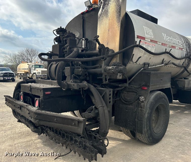 image for item DO1009 2005 International 7300 oil distributor truck