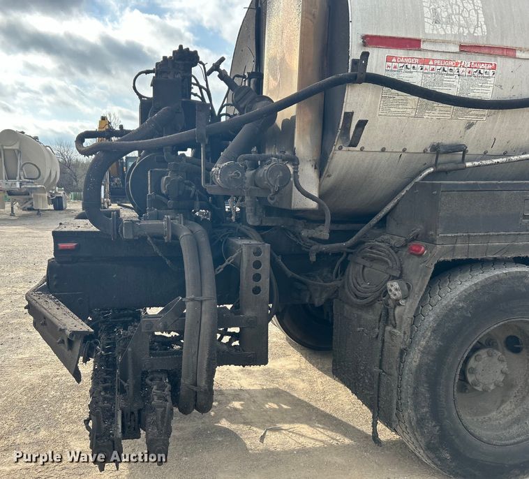 image for item DO1009 2005 International 7300 oil distributor truck