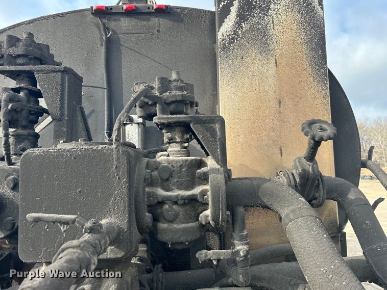 image for item DO1009 2005 International 7300 oil distributor truck