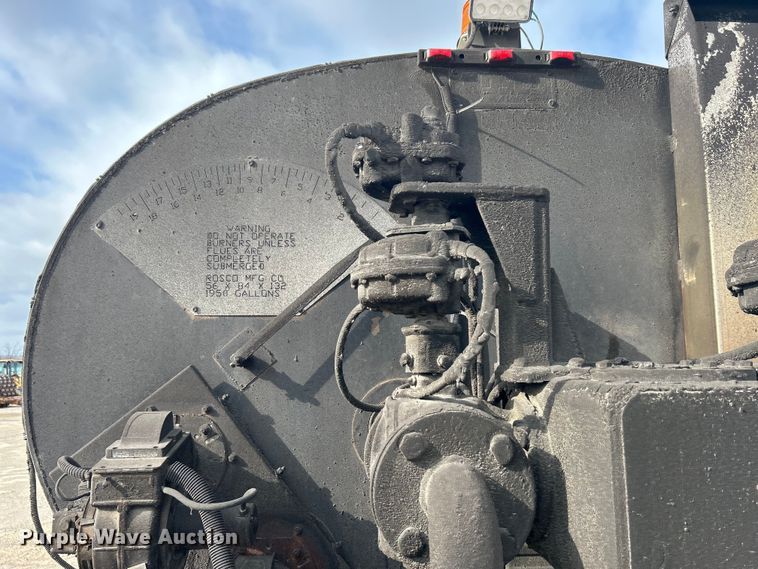 image for item DO1009 2005 International 7300 oil distributor truck