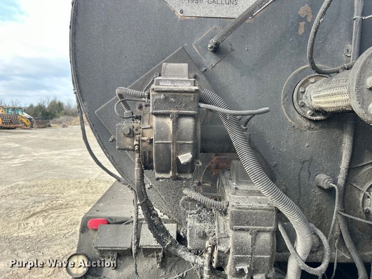 image for item DO1009 2005 International 7300 oil distributor truck