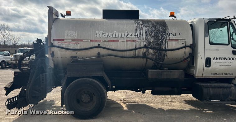 image for item DO1009 2005 International 7300 oil distributor truck