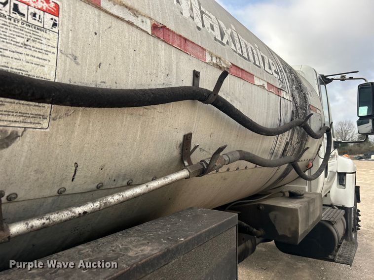 image for item DO1009 2005 International 7300 oil distributor truck