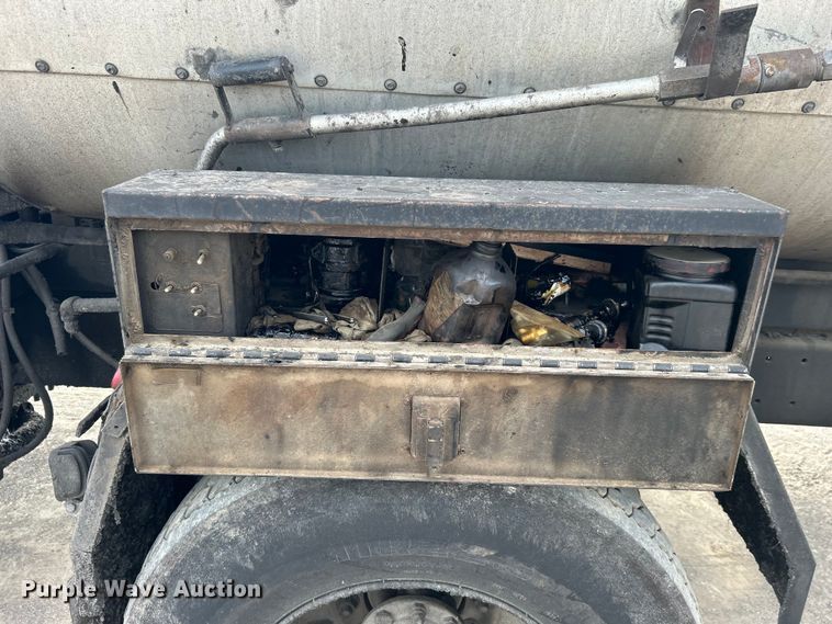 image for item DO1009 2005 International 7300 oil distributor truck