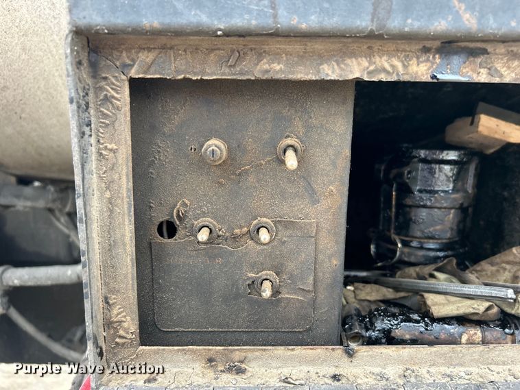 image for item DO1009 2005 International 7300 oil distributor truck