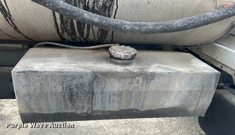 image for item DO1009 2005 International 7300 oil distributor truck