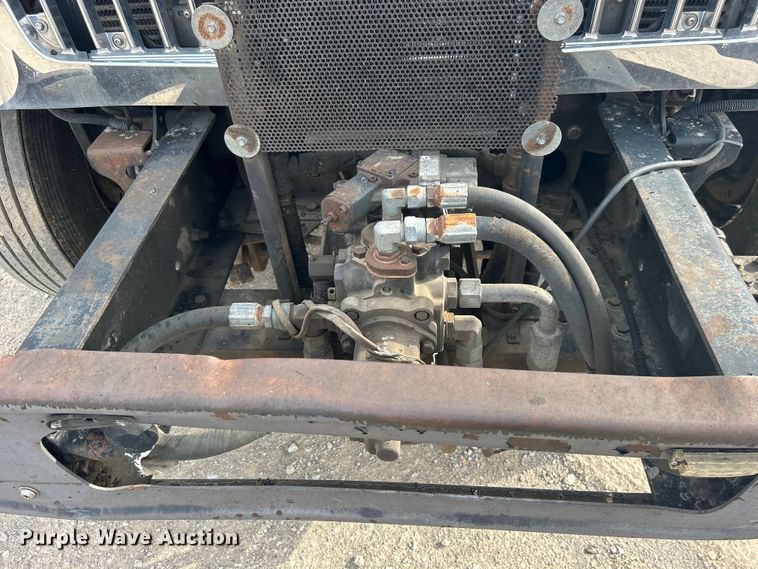 image for item DO1009 2005 International 7300 oil distributor truck