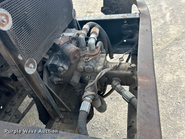 image for item DO1009 2005 International 7300 oil distributor truck