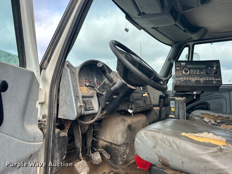 image for item DO1009 2005 International 7300 oil distributor truck