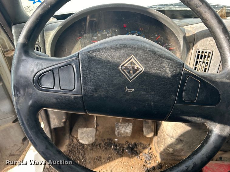 image for item DO1009 2005 International 7300 oil distributor truck