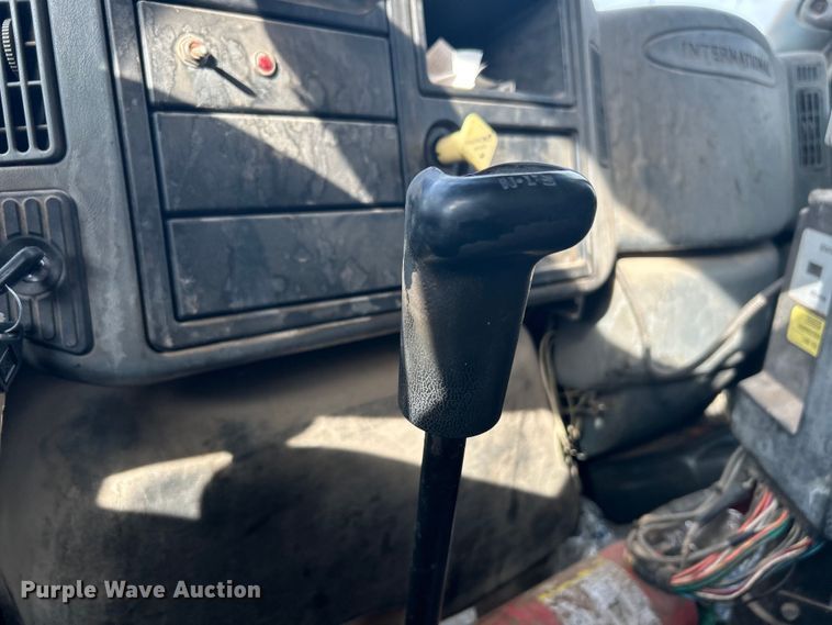 image for item DO1009 2005 International 7300 oil distributor truck