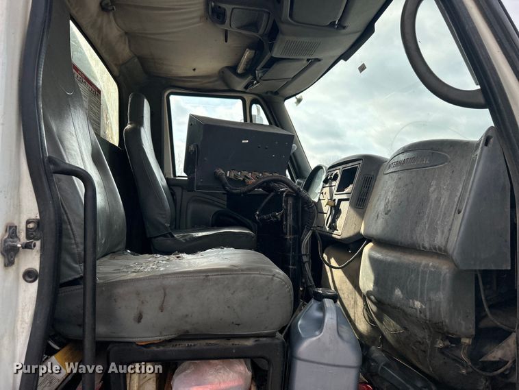 image for item DO1009 2005 International 7300 oil distributor truck