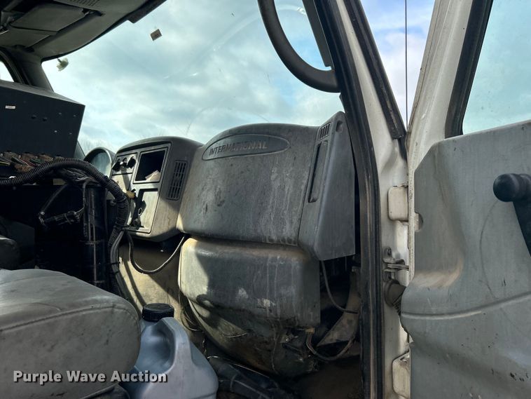 image for item DO1009 2005 International 7300 oil distributor truck