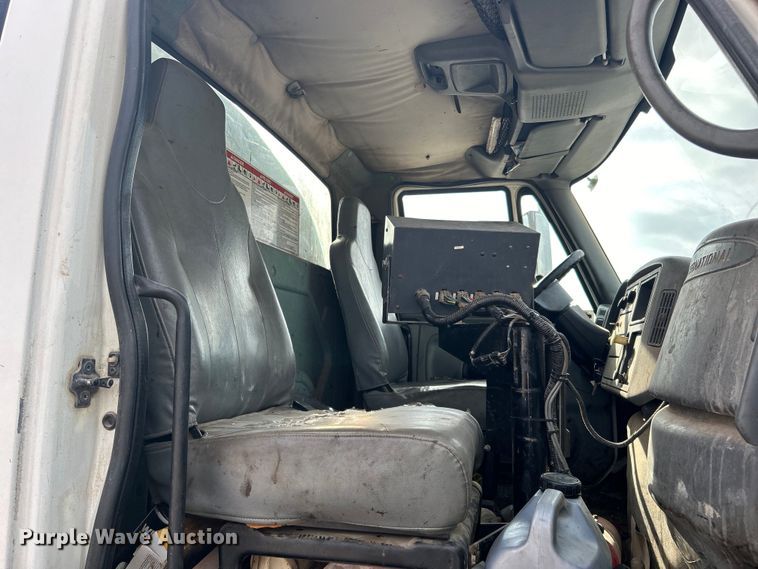 image for item DO1009 2005 International 7300 oil distributor truck