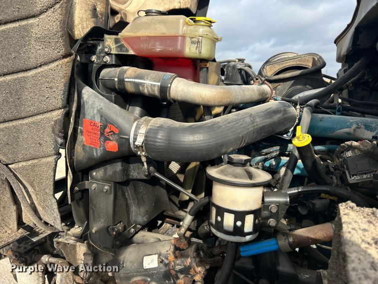 image for item DO1009 2005 International 7300 oil distributor truck