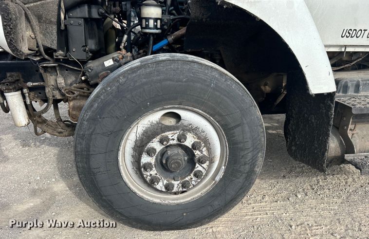 image for item DO1009 2005 International 7300 oil distributor truck