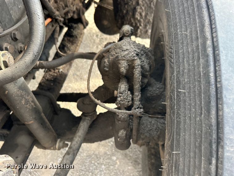 image for item DO1009 2005 International 7300 oil distributor truck