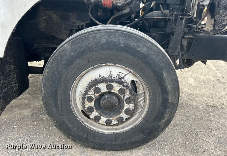 image for item DO1009 2005 International 7300 oil distributor truck