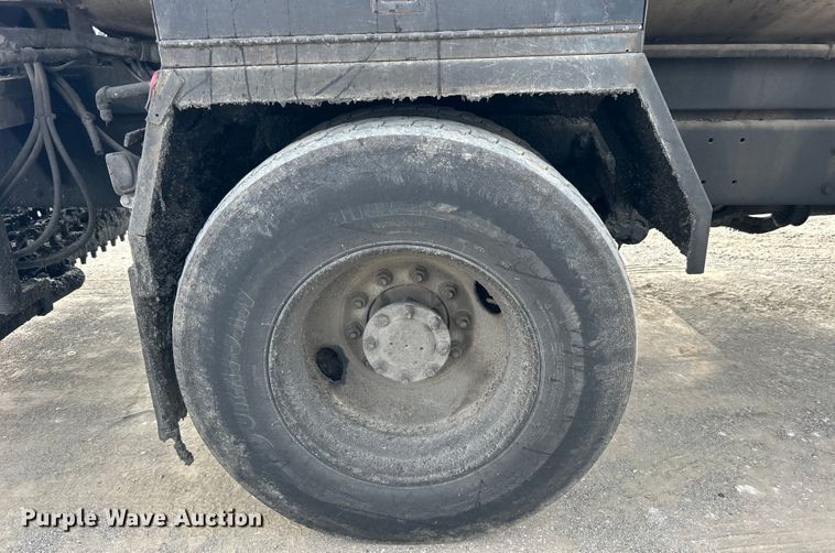 image for item DO1009 2005 International 7300 oil distributor truck