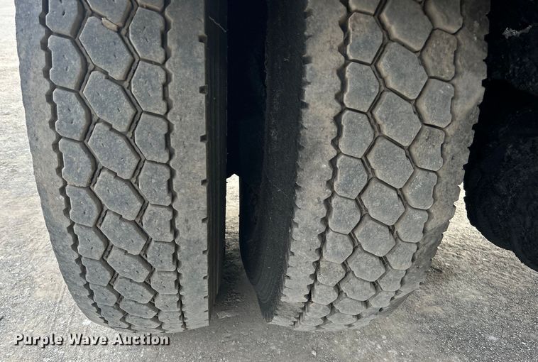 image for item DO1009 2005 International 7300 oil distributor truck