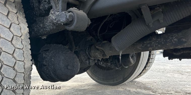 image for item DO1009 2005 International 7300 oil distributor truck