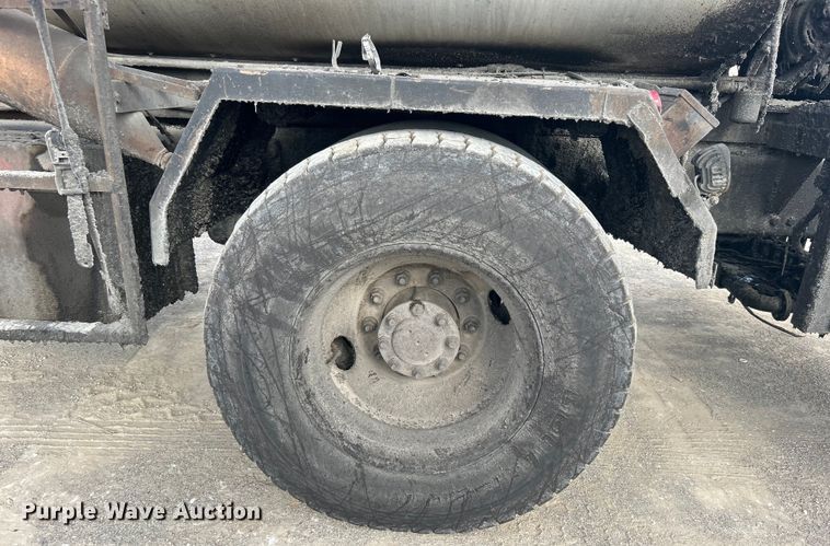 image for item DO1009 2005 International 7300 oil distributor truck