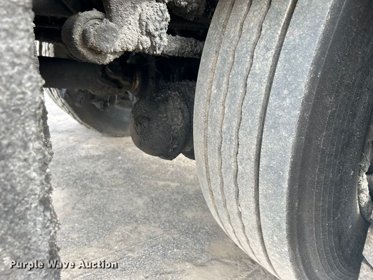 image for item DO1009 2005 International 7300 oil distributor truck