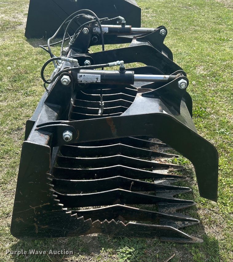 image for item DO1078 Skid steer grapple bucket