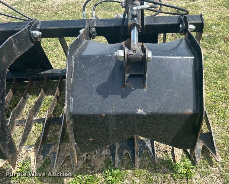 image for item DO1078 Skid steer grapple bucket