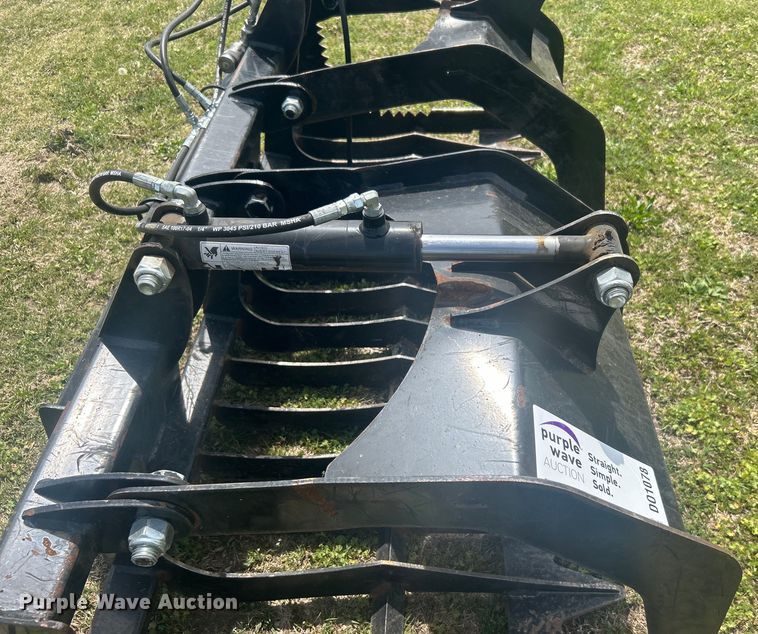 image for item DO1078 Skid steer grapple bucket