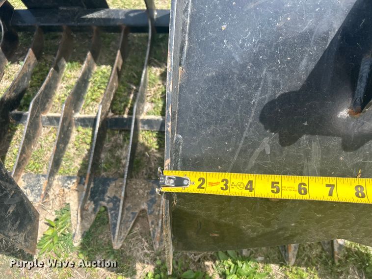 image for item DO1078 Skid steer grapple bucket