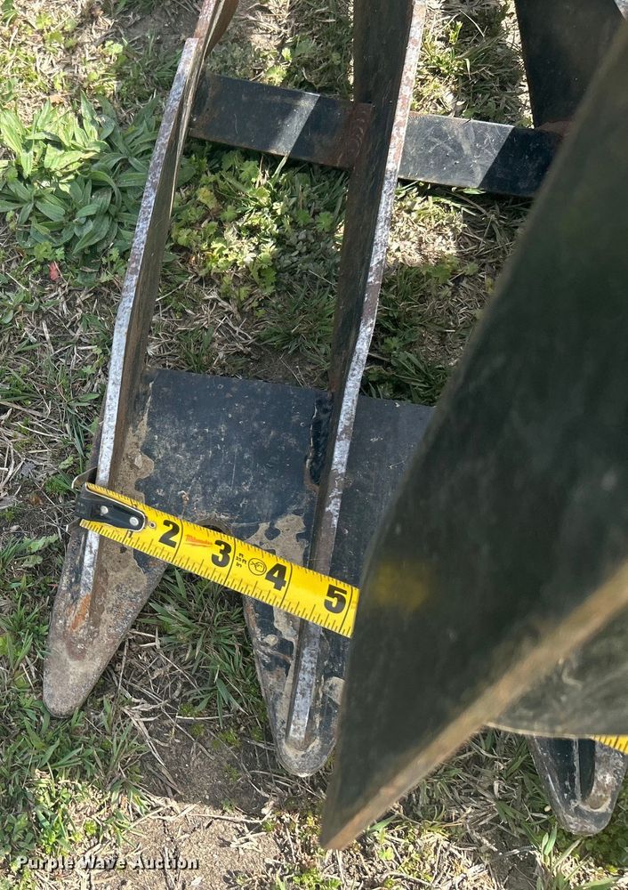 image for item DO1078 Skid steer grapple bucket