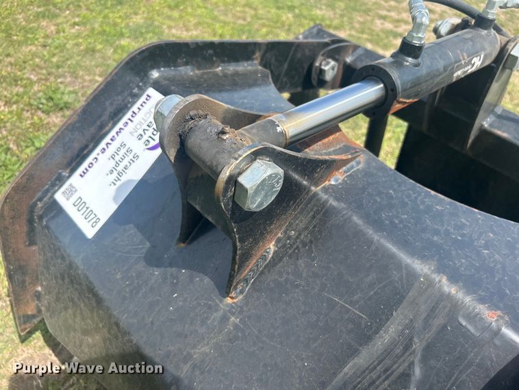 image for item DO1078 Skid steer grapple bucket