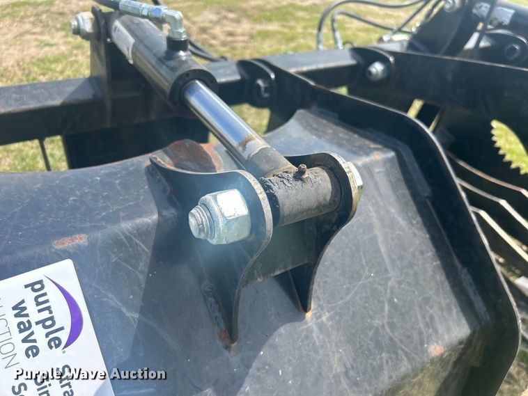 image for item DO1078 Skid steer grapple bucket