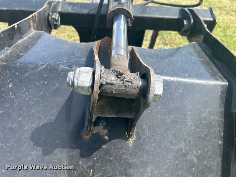 image for item DO1078 Skid steer grapple bucket