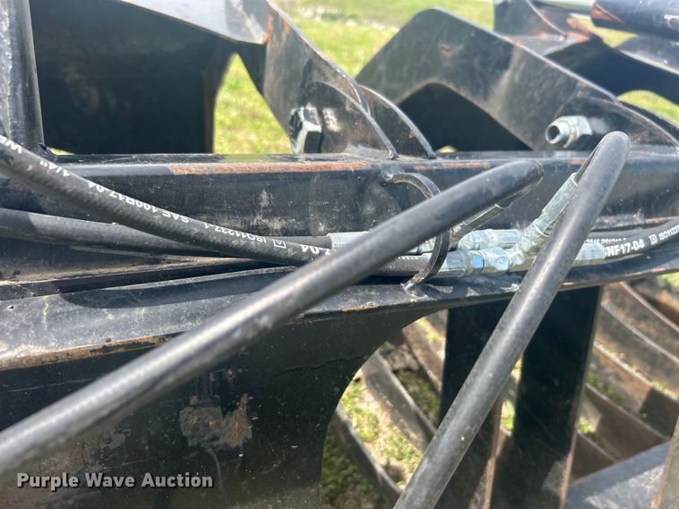 image for item DO1078 Skid steer grapple bucket