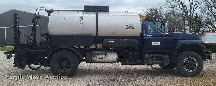 image for item DO4883 1994 Ford F700 oil distributor truck