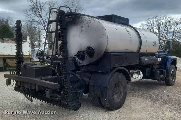 image for item DO4883 1994 Ford F700 oil distributor truck