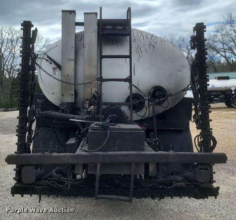 image for item DO4883 1994 Ford F700 oil distributor truck