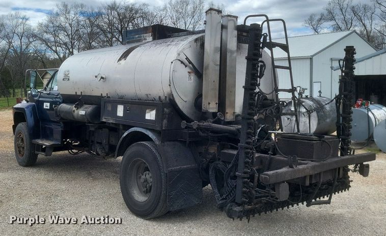 image for item DO4883 1994 Ford F700 oil distributor truck