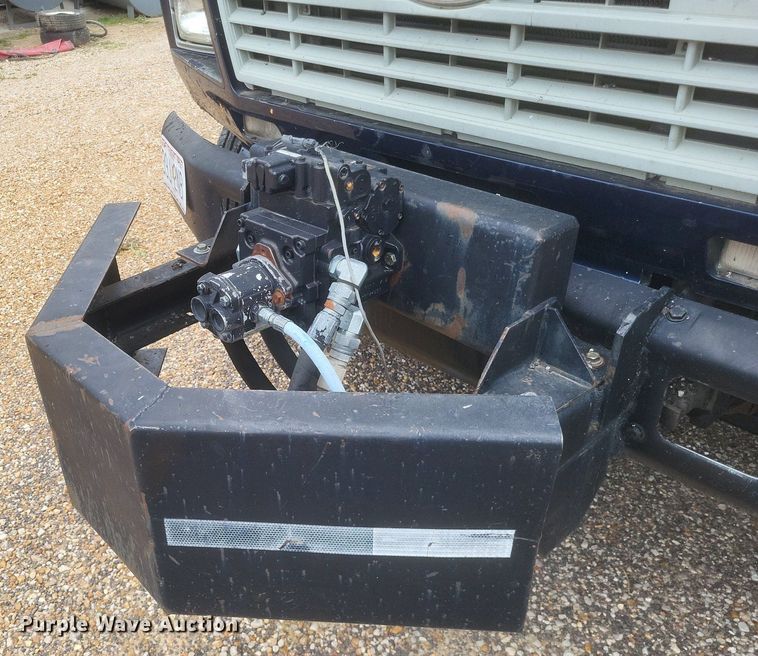 image for item DO4883 1994 Ford F700 oil distributor truck