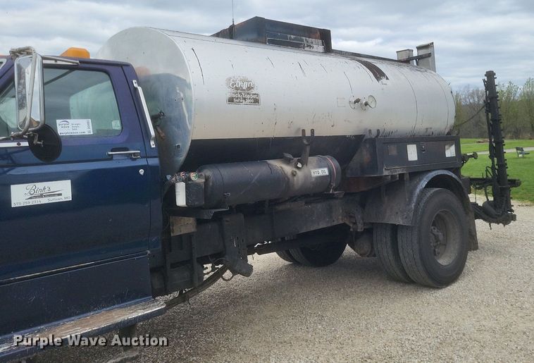 image for item DO4883 1994 Ford F700 oil distributor truck