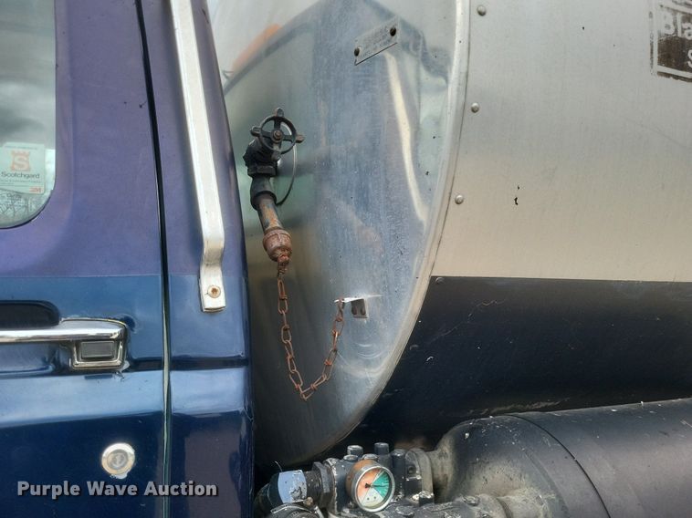 image for item DO4883 1994 Ford F700 oil distributor truck