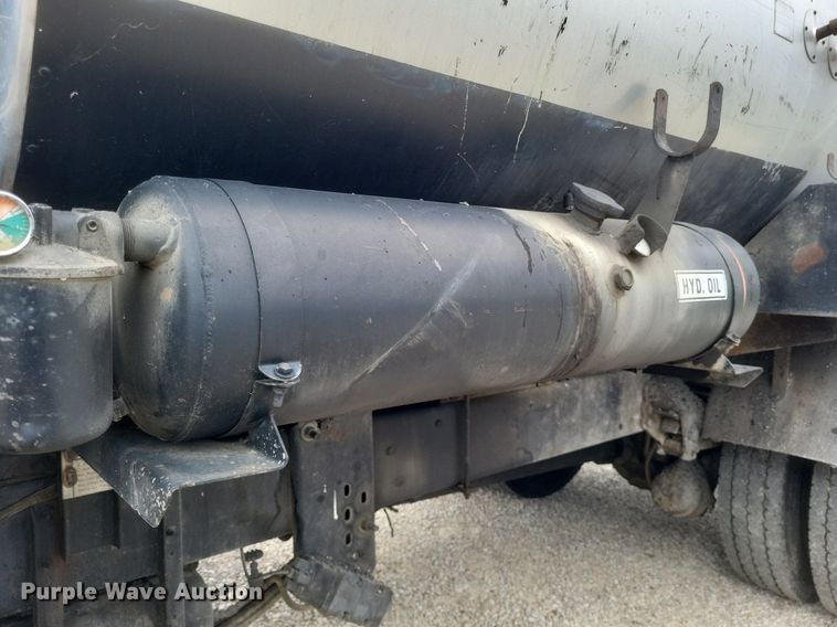 image for item DO4883 1994 Ford F700 oil distributor truck