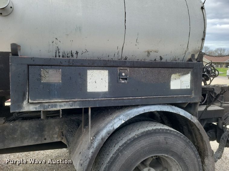 image for item DO4883 1994 Ford F700 oil distributor truck