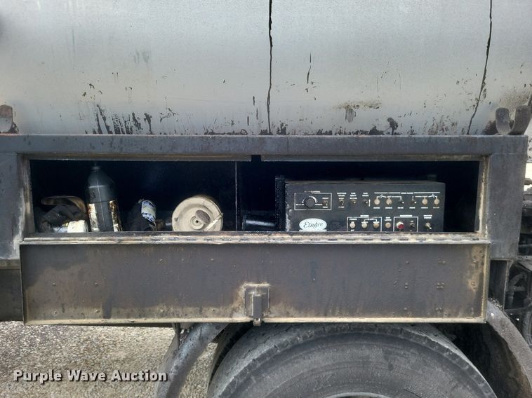 image for item DO4883 1994 Ford F700 oil distributor truck