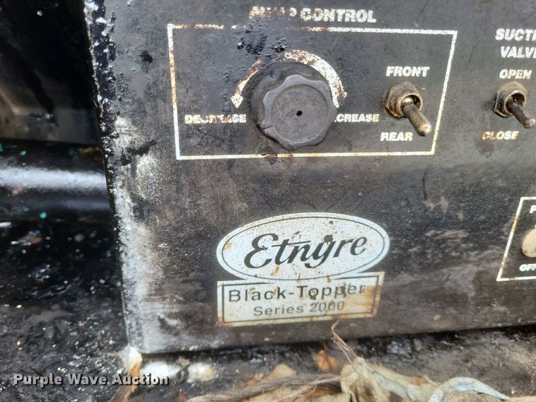 image for item DO4883 1994 Ford F700 oil distributor truck